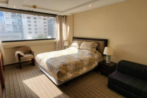 Habitación amplia cama y sofá.